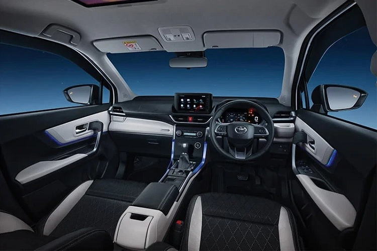 Ở bên trong, nội thất của Toyota Veloz 2022 đem lại cảm giác hiện đại với màn hình giải trí 9 inch đặt nổi, bảng đồng hồ kỹ thuật số 7 inch sau vô lăng, phanh tay điện tử tích hợp giữ phanh tự động, đề nổ nút bấm, sạc điện thoại không dây và cả màn hình giải trí trên trần xe phục vụ cho hành khách phía sau.