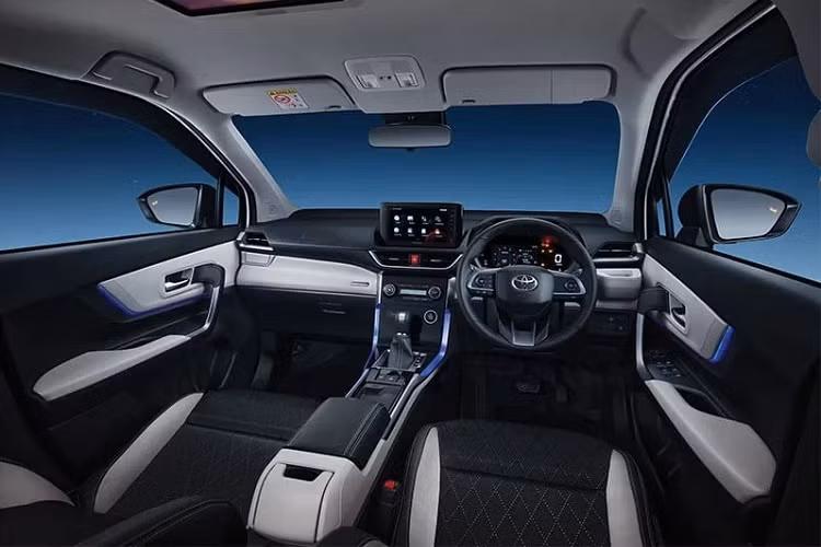 Ở bên trong, nội thất của Toyota Veloz 2022 đem lại cảm giác hiện đại với màn hình giải trí 9 inch đặt nổi, bảng đồng hồ kỹ thuật số 7 inch sau vô lăng, phanh tay điện tử tích hợp giữ phanh tự động, đề nổ nút bấm, sạc điện thoại không dây và cả màn hình giải trí trên trần xe phục vụ cho hành khách phía sau.