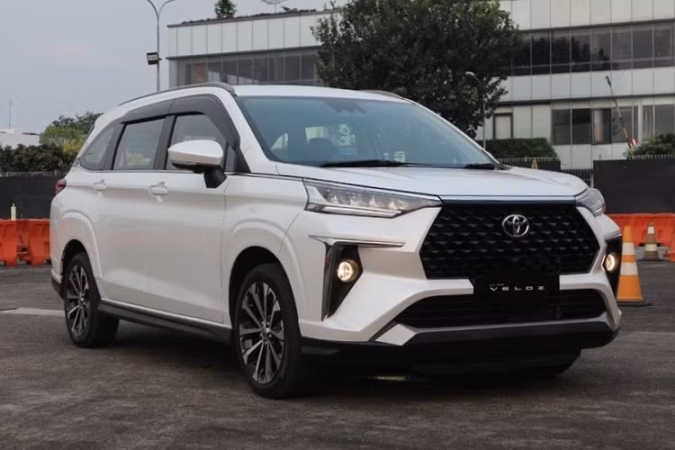 Mới đây, các tư vấn bán hàng đồng loạt thông báo mở cọc Toyota Veloz 2022 mới với giá dự kiến hơn 600 triệu đồng và được biết, xe sẽ được bàn giao trong tháng 3/2022. Toyota Veloz là phiên bản thể thao và cao cấp hơn của Avanza thế hệ mới nên khả năng cao vào cuối tháng 2 hoặc trong tháng 3 tới đây, Toyota Việt Nam sẽ ra mắt cả 2 mẫu xe này.