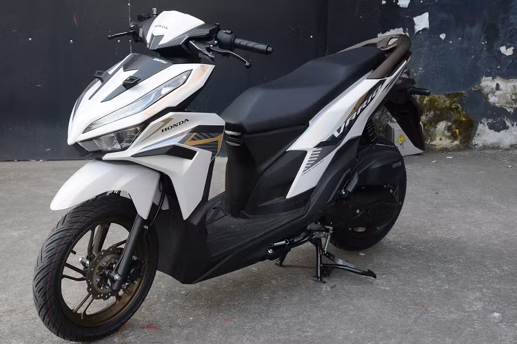 Động cơ trên Honda Vario 125 2023 vẫn là loại máy xăng 4 thì, SOHC, dung tích 124,8cc công nghệ eSP làm mát bằng dung dịch kết hợp hệ thống phun xăng điện tử PGM-FI.