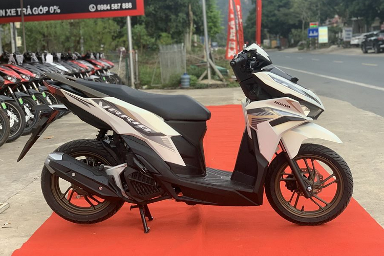 Sau khi ra mắt tại Indonesia hồi giữa tháng 9, Honda Vario 125 2023 mới đã được nhập khẩu về Việt Nam thông qua một số đơn vị tư nhân kinh doanh xe máy tại Hà Nội, TP. HCM và một vài tỉnh thành khác.