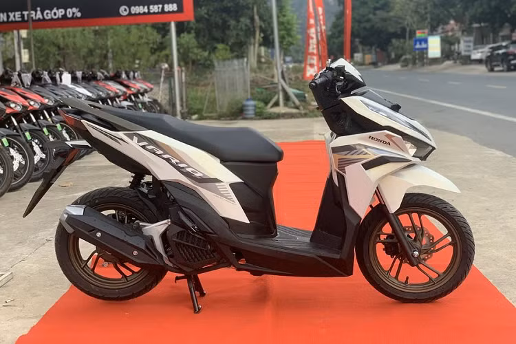 Sau khi ra mắt tại Indonesia hồi giữa tháng 9, Honda Vario 125 2023 mới đã được nhập khẩu về Việt Nam thông qua một số đơn vị tư nhân kinh doanh xe máy tại Hà Nội, TP. HCM và một vài tỉnh thành khác.