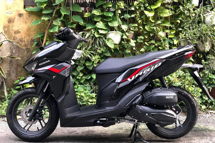 Theo khảo sát tại đại lý thuộc khu vực Hà Nội, giá xe Honda Vario 125 2023 hiện bán khoảng 50 triệu cho phiên bản tiêu chuẩn và 53 triệu đồng đối với bản cao cấp. Như vậy, so với thị trường Indonesia (từ 35 - 38 triệu đồng), giá xe tại Việt Nam cao hơn từ 14 - 16 triệu đồng.
