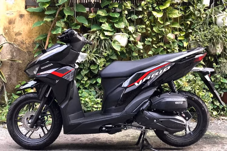 Theo khảo sát tại đại lý thuộc khu vực Hà Nội, giá xe Honda Vario 125 2023 hiện bán khoảng 50 triệu cho phiên bản tiêu chuẩn và 53 triệu đồng đối với bản cao cấp. Như vậy, so với thị trường Indonesia (từ 35 - 38 triệu đồng), giá xe tại Việt Nam cao hơn từ 14 - 16 triệu đồng.