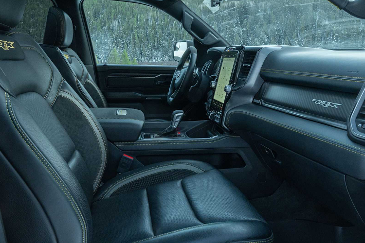 Ngoài ra, xe còn được trang bị thêm một số chi tiết cao cấp như cửa sổ trời toàn cảnh hai ô, thanh buộc hàng hóa, thùng tải được phủ lớp lót, bậc lên xuống thùng sau và đèn phanh LED gắn trên viền nóc xe.