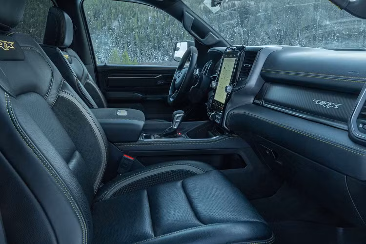 Ngoài ra, xe còn được trang bị thêm một số chi tiết cao cấp như cửa sổ trời toàn cảnh hai ô, thanh buộc hàng hóa, thùng tải được phủ lớp lót, bậc lên xuống thùng sau và đèn phanh LED gắn trên viền nóc xe.