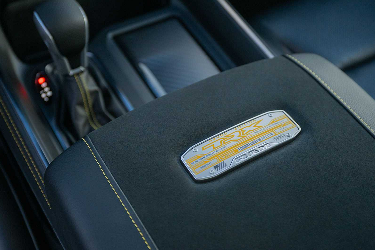 Xe được lắp đặt sẵn toàn bộ các tính năng thuộc gói trang bị TRX Level 2 Equipment Group - đây vốn là tùy chọn trị giá 10.995 USD đối với các phiên bản Ram 1500 thông thường, đồng thời còn được bổ sung thêm nhiều chi tiết nâng cấp đáng giá hơn.