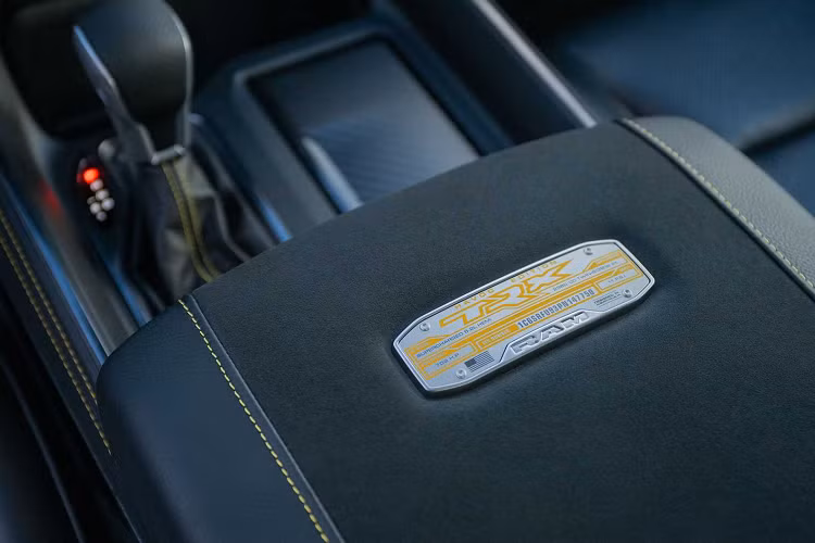 Xe được lắp đặt sẵn toàn bộ các tính năng thuộc gói trang bị TRX Level 2 Equipment Group - đây vốn là tùy chọn trị giá 10.995 USD đối với các phiên bản Ram 1500 thông thường, đồng thời còn được bổ sung thêm nhiều chi tiết nâng cấp đáng giá hơn.