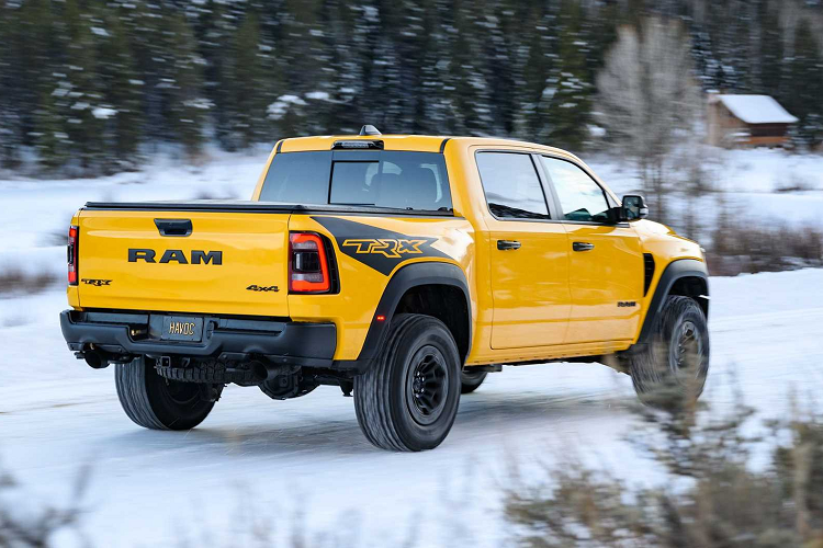 Bên trong nội thất, mẫu xe này có đường chỉ khâu màu vàng Prowler, các điểm nhấn bằng sợi carbon và một tấm biển trên bảng điều khiển trung tâm để biểu thị phiên bản đặc biệt của mẫu xe này.