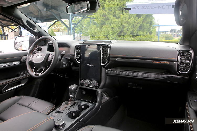 Bên cạnh đó, một chi tiết rất dễ lấy lòng người tiêu dùng, đó là lẫy mở cửa giờ đây đã được đặt ở ngay tay nắm cửa. Do vậy, các hành khách không cần phải mất thời gian và công sức mò mẫm tìm kiếm chỗ để thao tác mở cửa xe, nhất là đối với những người mới lên xe hoặc cần mở cửa nhanh trong điều kiện anh sáng yếu.