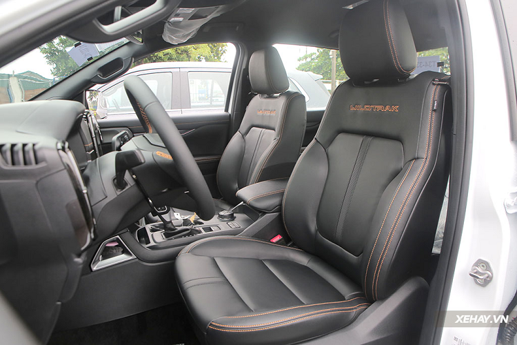 Một chi tiết khác đặc biệt ấn tượng, đó chính là 4 cửa gió điều hoà có thiết kế vuông vức, kích thước to bản với các nan lượn sóng đem lại sự khoẻ khoắn và nam tính rõ rệt cho Ranger. Các chi tiết vuông vắn góc cạnh khác còn lặp lại ở nhiều vị trí khác, như táp-ly cửa, hốc để đồ và mặt trang trí táp-lô, giúp đồng bộ nét thiết kế bên trong cũng như bên ngoài xe.