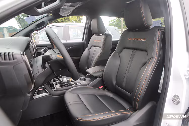 Một chi tiết khác đặc biệt ấn tượng, đó chính là 4 cửa gió điều hoà có thiết kế vuông vức, kích thước to bản với các nan lượn sóng đem lại sự khoẻ khoắn và nam tính rõ rệt cho Ranger. Các chi tiết vuông vắn góc cạnh khác còn lặp lại ở nhiều vị trí khác, như táp-ly cửa, hốc để đồ và mặt trang trí táp-lô, giúp đồng bộ nét thiết kế bên trong cũng như bên ngoài xe.