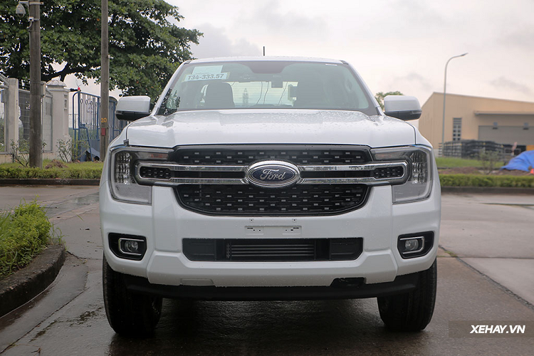 Không chỉ sử dụng chung nền tảng khung gầm, động cơ với Everest, Ford Ranger 2023 tại Việt Nam còn chia sẻ rất nhiều chi tiết với mẫu SUV đàn anh. Nổi bật nhất chính là diện mạo phần đầu xe, với thiết kế hoàn toàn mới cực kỳ hiện đại và bắt mắt. Cả hai đều chia sẻ với nhau vóc dáng đường bệ, vững chãi và chắc chắn.