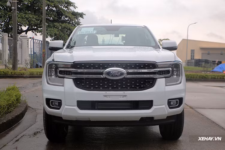 Không chỉ sử dụng chung nền tảng khung gầm, động cơ với Everest, Ford Ranger 2023 tại Việt Nam còn chia sẻ rất nhiều chi tiết với mẫu SUV đàn anh. Nổi bật nhất chính là diện mạo phần đầu xe, với thiết kế hoàn toàn mới cực kỳ hiện đại và bắt mắt. Cả hai đều chia sẻ với nhau vóc dáng đường bệ, vững chãi và chắc chắn.