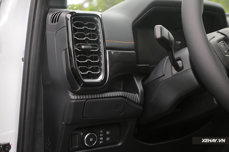 Một điểm rất đáng khen trên Ford Ranger thế hệ mới, chính là đồng hồ thông tin sau tay lái được trang bị loại màn hình kỹ thuật số kích cỡ 8 inch tiêu chuẩn cho tất cả các phiên bản. Đây là một trang bị mà chắc chắn các đối thủ của Ranger phải lắc đầu ngao ngán, nhất là trên các phiên bản thấp cấp. Kèm theo đó, công nghệ kết nối Sync4 hiện đại cũng là trang bị tiêu chuẩn cho xe.