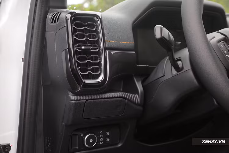 Một điểm rất đáng khen trên Ford Ranger thế hệ mới, chính là đồng hồ thông tin sau tay lái được trang bị loại màn hình kỹ thuật số kích cỡ 8 inch tiêu chuẩn cho tất cả các phiên bản. Đây là một trang bị mà chắc chắn các đối thủ của Ranger phải lắc đầu ngao ngán, nhất là trên các phiên bản thấp cấp. Kèm theo đó, công nghệ kết nối Sync4 hiện đại cũng là trang bị tiêu chuẩn cho xe.