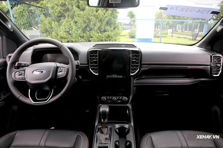 Bước vào bên trong cabin xe, Ford Ranger tiếp tục thể hiện mình chính là "Everest phiên bản bán tải" với gần như toàn bộ các chi tiết trên bảng táp-lô cũng như khu vực điều khiển trung tâm đều chia sẻ chung thiết kế với mẫu SUV đàn anh.