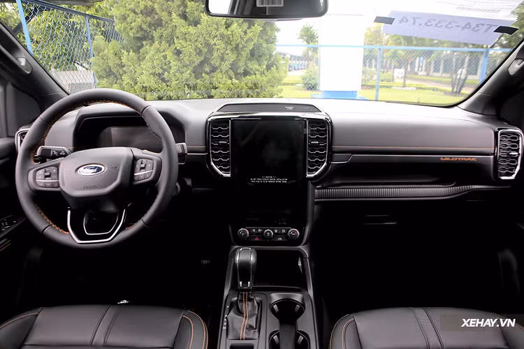 Bước vào bên trong cabin xe, Ford Ranger tiếp tục thể hiện mình chính là "Everest phiên bản bán tải" với gần như toàn bộ các chi tiết trên bảng táp-lô cũng như khu vực điều khiển trung tâm đều chia sẻ chung thiết kế với mẫu SUV đàn anh.