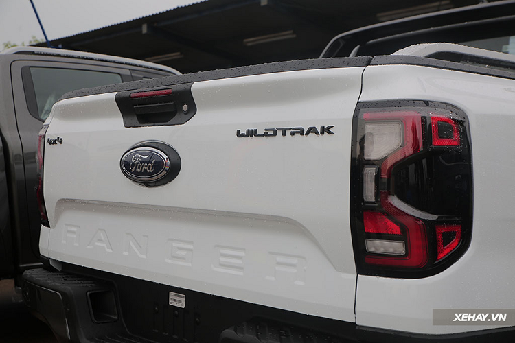 Giữa các phiên bản khác nhau của Ford Ranger, phần đuôi xe cũng có sự khác biệt ở tấm cản gầm và hệ thống đèn báo phanh. Trên phiên bản Wildtrack xe được trang bị radar cảnh báo điểm mù ở trên thân đèn sau, chưa kể tới các cảm biến xung quanh xe.