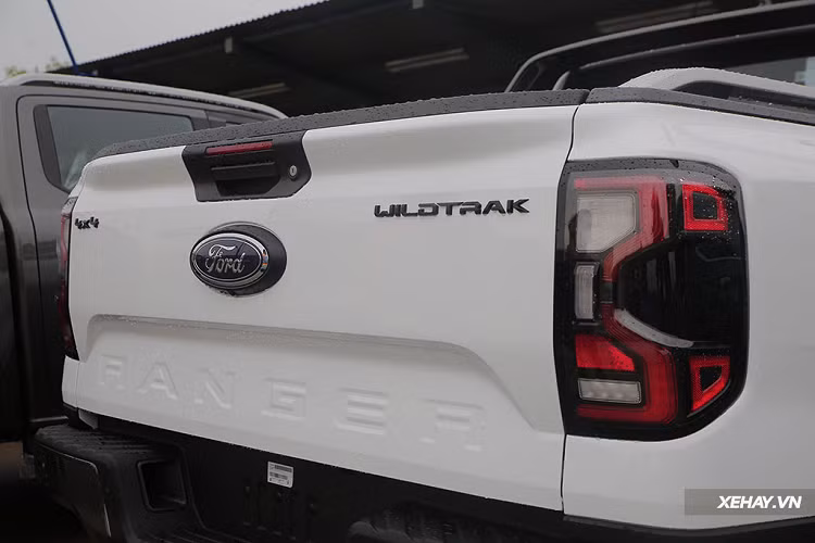 Giữa các phiên bản khác nhau của Ford Ranger, phần đuôi xe cũng có sự khác biệt ở tấm cản gầm và hệ thống đèn báo phanh. Trên phiên bản Wildtrack xe được trang bị radar cảnh báo điểm mù ở trên thân đèn sau, chưa kể tới các cảm biến xung quanh xe.