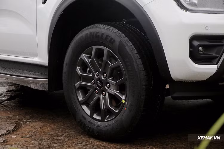 Cũng trên phiên bản cao cấp nhất, Ford Ranger Wildtrack 2022 sử dụng cặp lốp GoodYear Wrangler với kích thước 255/65R18, đi kèm bộ vành hợp kim nhôm 5 chấu kép cực kỳ rắn rỏi. Bên cạnh đó, các phiên bản thấp cấp hơn chỉ sử dụng bộ lốp 255/70 với kích thước mâm 16-17 inch.