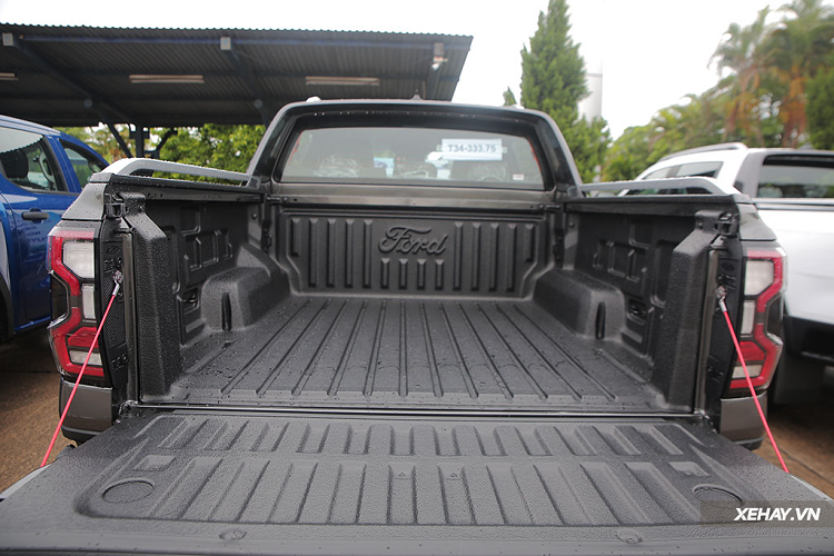 Trên phiên bản Wildtrack cao cấp nhất, Ford Ranger 2022 được trang bị bộ ghế da vinyl với chỉ màu cam truyền thống, có logo phiên bản được thêu ở lưng ghế. Phiên bản này cũng sử dụng điều hoà tự động hai vùng độc lập; gương chống chói tự động; phanh tay điện tử; sạc điện thoại không dây; chìa khoá thông minh; nút chỉnh chế độ lái, nút hỗ trợ các chế độ địa hình và ổ sạc điện cho hàng ghế sau.