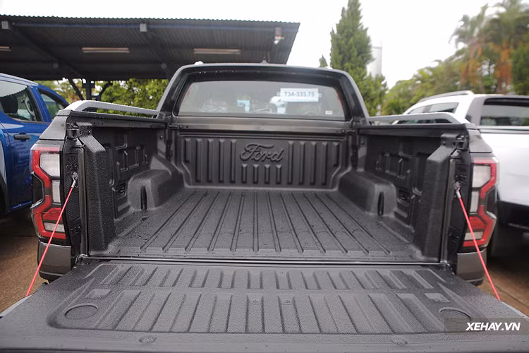 Trên phiên bản Wildtrack cao cấp nhất, Ford Ranger 2022 được trang bị bộ ghế da vinyl với chỉ màu cam truyền thống, có logo phiên bản được thêu ở lưng ghế. Phiên bản này cũng sử dụng điều hoà tự động hai vùng độc lập; gương chống chói tự động; phanh tay điện tử; sạc điện thoại không dây; chìa khoá thông minh; nút chỉnh chế độ lái, nút hỗ trợ các chế độ địa hình và ổ sạc điện cho hàng ghế sau.