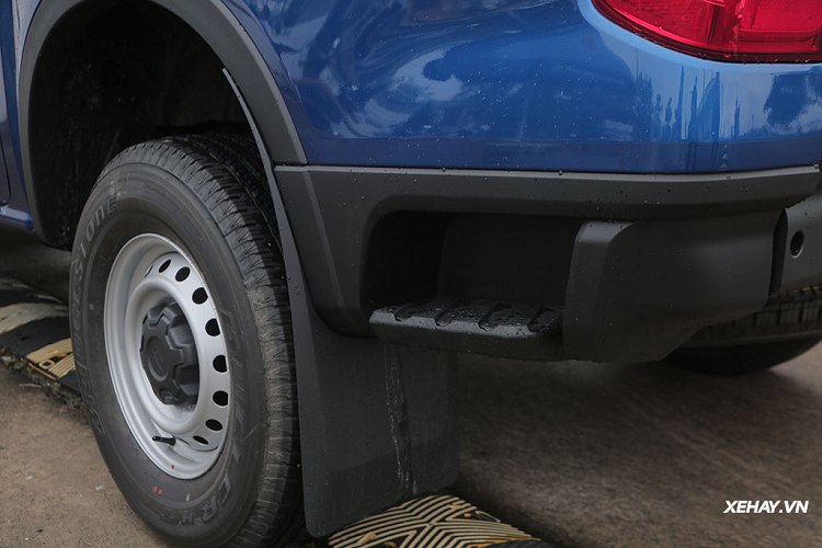 Các vè bánh xe được ốp nhựa chống trầy. Xe cũng được trang bị tiêu chuẩn bệ đỡ chân cho mọi phiên bản. Riêng thanh giá nóc và nẹp thùng sau được lắp sẵn cho phiên bản Wildtrack. Ngoài ra không thể không kể tới bậc đỡ chân ở hai bên hông xe, vị trí sau bánh xe. Đây là các chi tiết thể hiện sự thân thiện với người dùng của Ford Ranger.