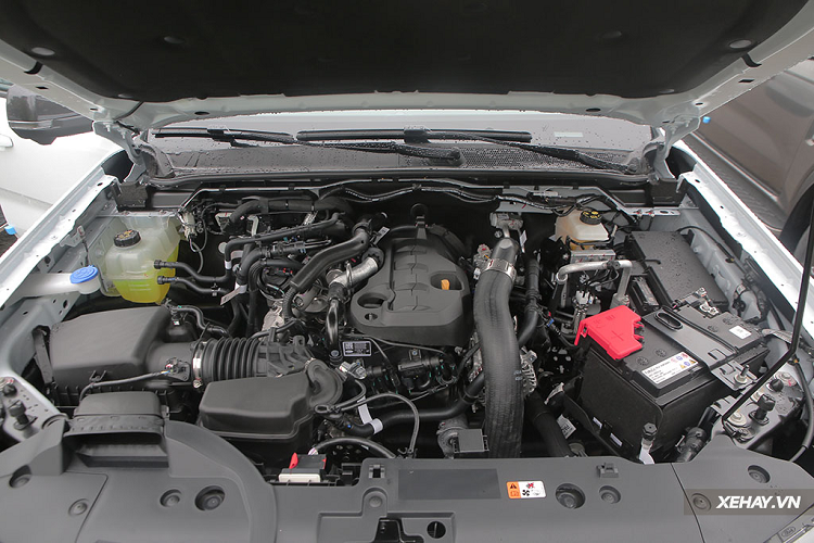 Bên dưới gầm xe, Ford Ranger cũng đã được trang bị hệ thống lọc khí thải, nhằm đáp ứng tiêu chuẩn EURO5 mới nhất do Chính Phủ quy định. Đây chính là điểm mà Ranger "dẫn trước" đàn anh Everest, khi mẫu SUV của nhà Ford phải sử dụng phụ gia AdBlue mới có thể đảm bảo chuẩn khí thải này.