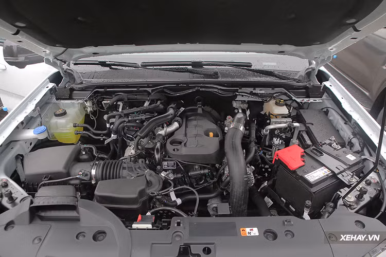 Bên dưới gầm xe, Ford Ranger cũng đã được trang bị hệ thống lọc khí thải, nhằm đáp ứng tiêu chuẩn EURO5 mới nhất do Chính Phủ quy định. Đây chính là điểm mà Ranger "dẫn trước" đàn anh Everest, khi mẫu SUV của nhà Ford phải sử dụng phụ gia AdBlue mới có thể đảm bảo chuẩn khí thải này.