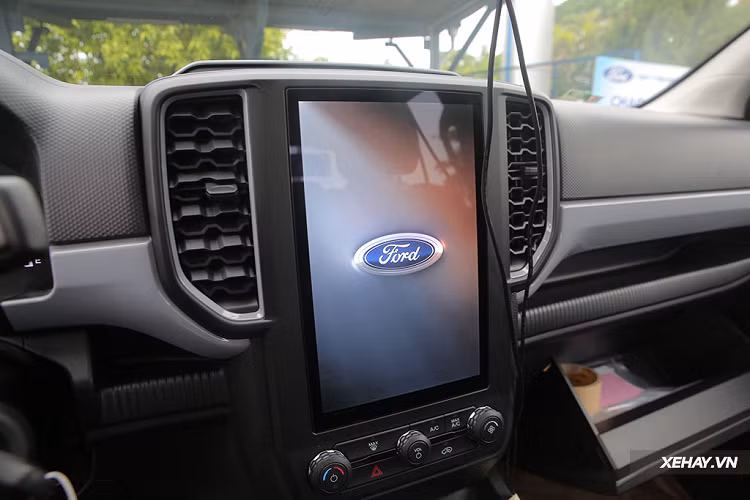 Nổi bật nhất chính là màn hình đặt dọc với thiết kế 12 inch, đem lại trải nghiệm thẩm mỹ không khác gì đem một chiếc iPad Pro đặt vào trung tâm khoang xe, đem lại cảm giác cực kỳ hiện đại, vượt xa các mẫu bán tải trong phân khúc. Thậm chí trên các phiên bản thấp cấp hơn, xe cũng sử dụng màn hình trung tâm giải trí dạng dọc với kích thước lên tới 10 inch cực kỳ ấn tượng.