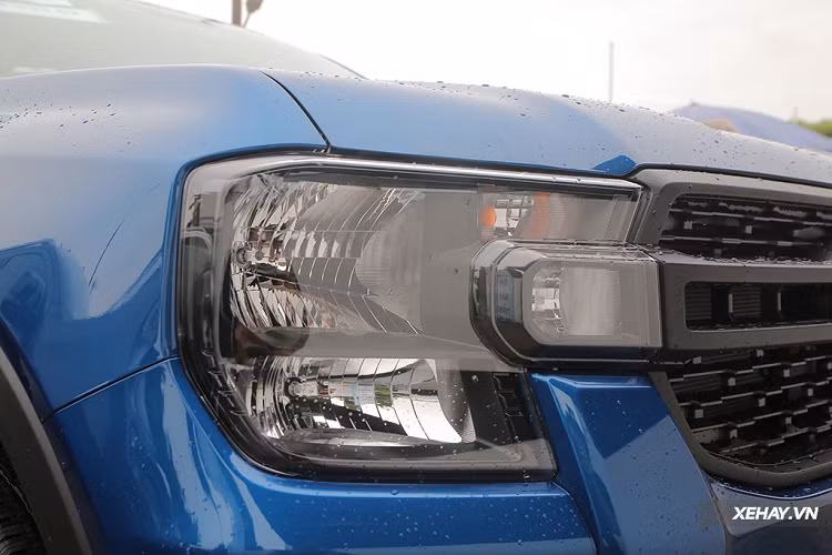 Còn phiên bản XLT của Ford Ranger sử dụng bộ đèn LED. Tất cả các phiên bản còn lại chỉ sử dụng đèn sợi đốt Halogen thông thường. Tất cả các phiên bản của Ford Ranger 2022 đều sử dụng kiểu mặt ca-lăng hai tầng, với một thanh nẹp kép chạy dài ngang đầu xe.