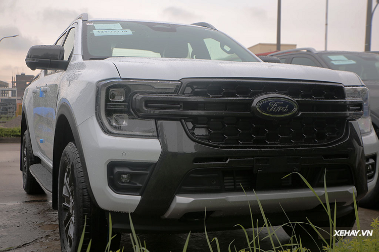 Lưới tản nhiệt thiết kế hoạ tiết dạng nét đứt hoặc vân lục giác tổ ong tạo cảm giác bề thế và hiện đại. Màu sắc của ốp cản trước tuỳ thuộc vào từng phiên bản và thay đổi theo màu thân xe (hoặc trùng màu sơn xe).