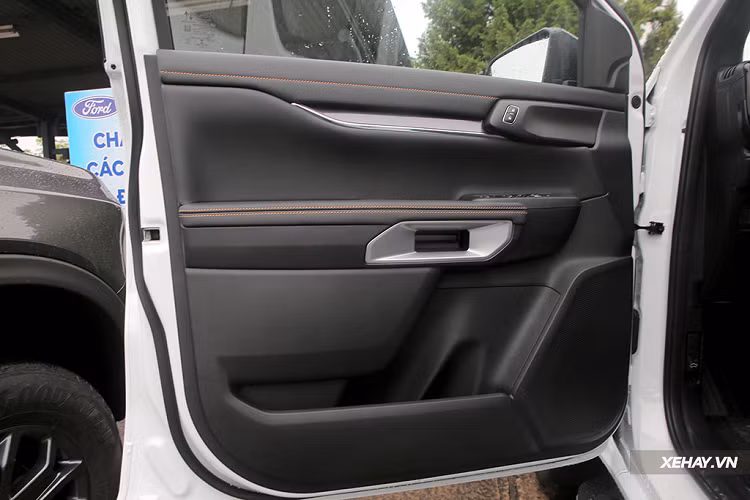 Còn các phiên bản thấp cấp hơn chỉ sử dụng điều hoà cơ và ghế nỉ, gương chống chói "chạy cơm", phanh tay cơ, cổng sạc điện thoại USB và type-C cho cả hai hàng ghế, chìa khoá cơ. Về vận hành, Ford Ranger 2022 sử dụng cấu hình động cơ dầu 2.0L Bi Turbo trên phiên bản WildTrack cao cấp nhất; cho công suất cực đại 210 mã lực và mô-men xoắn tối đa 500 Nm có thể đạt được từ dải tua máy sớm - 1.750 vòng/phút.