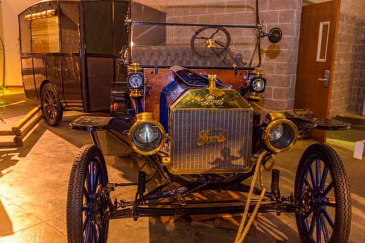 Chiếc xe dùng để kéo Earl Travel Trailer đi khắp nơi là một chiếc Ford Model T được sản xuất cùng năm, và nó cũng đang được trưng bày ở bảo tàng Recreational Vehicle/Motor Home (RV/MH) Hall of Fame Museum ở Elkhart, tiểu bang Indiana, Mỹ.