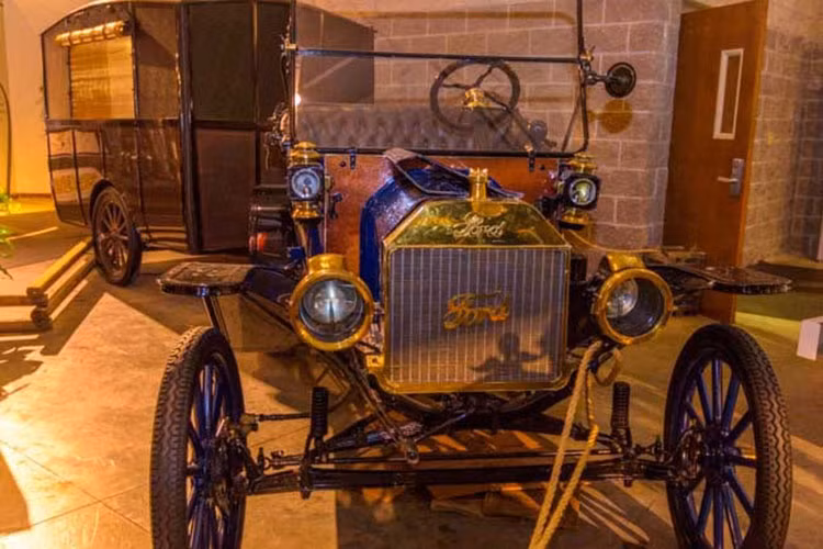 Chiếc xe dùng để kéo Earl Travel Trailer đi khắp nơi là một chiếc Ford Model T được sản xuất cùng năm, và nó cũng đang được trưng bày ở bảo tàng Recreational Vehicle/Motor Home (RV/MH) Hall of Fame Museum ở Elkhart, tiểu bang Indiana, Mỹ.