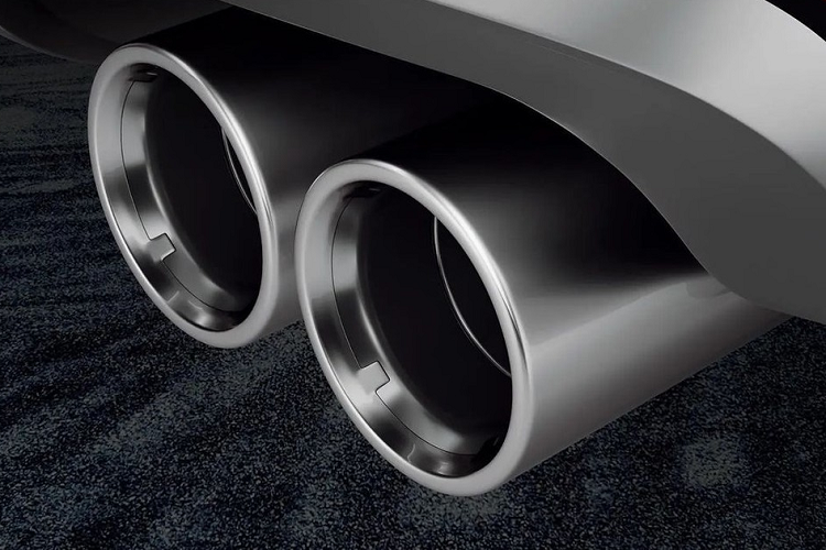 Nằm hai bên hốc gió trung tâm còn có thêm khe gió mới. Ngay cả tấm ốp gầm màu bạc bên dưới cản trước cũng không giống bản thường. Bên sườn, Hyundai Venue N Line 2022 được trang bị bộ vành hợp kim 16 inch đa chấu mới, cùm phanh trên bánh trước màu đỏ, vỏ gương ngoại thất và baga nóc màu đen. 