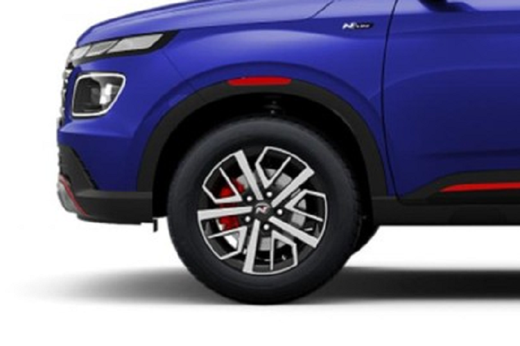 Ngoài ra, còn phải kể đến những trang bị an toàn của Hyundai Venue N Line 2022 như phanh đĩa trên 4 bánh, 6 túi khí, hệ thống kiểm soát thân xe, cân bằng điện tử, cảm biến đỗ xe phía sau, hỗ trợ khởi hành ngang dốc và cảnh báo áp suất lốp.