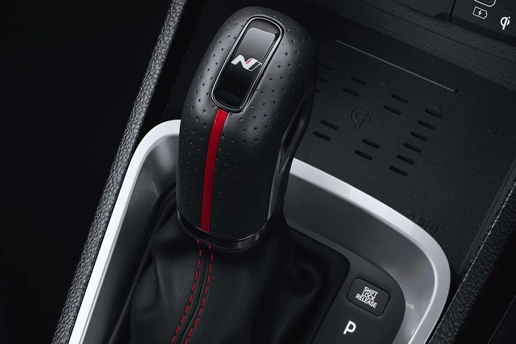 Nội thất của mẫu xe này được bọc da màu đen, trang trí bằng những chi tiết màu đỏ trên ghế, tappi cửa và cần số. Trên ghế còn có thêm logo "N" đặc trưng của thương hiệu N Line. Dự đoán, Hyundai Venue N Line 2022 còn có thêm bộ bàn đạp bằng kim loại, lẫy chuyển số thể thao sau vô lăng, đèn chào mừng chiếu sáng xuống mặt đất và đèn nội thất màu đỏ.