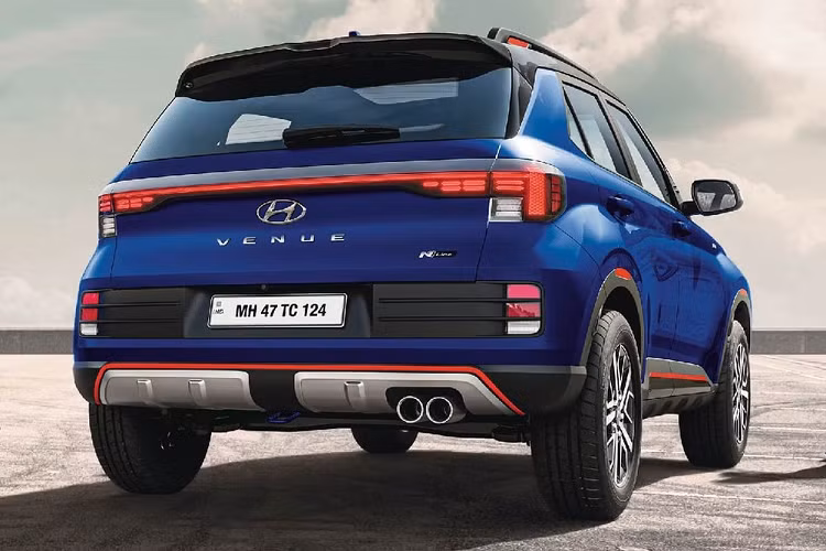 Nằm bên dưới nắp ca-pô của Hyundai Venue N Line 2022 tại thị trường Ấn Độ vẫn là động cơ xăng GDi 1.0L, sản sinh công suất tối đa 118 mã lực và mô-men xoắn cực đại 172 Nm. Động cơ này kết hợp cùng hộp số tự động ly hợp kép DCT 7 cấp chỉ dành cho phiên bản N Line.