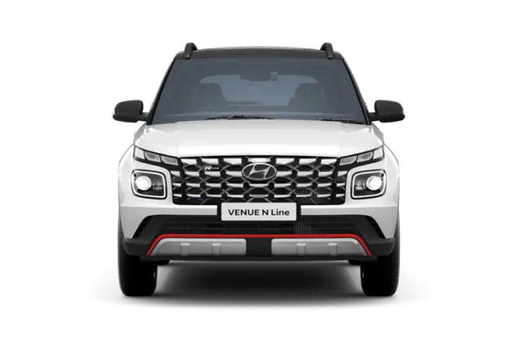 Nội thất của mẫu xe này được bọc da màu đen, trang trí bằng những chi tiết màu đỏ trên ghế, tappi cửa và cần số. Trên ghế còn có thêm logo "N" đặc trưng của thương hiệu N Line. Dự đoán, Hyundai Venue N Line 2022 còn có thêm bộ bàn đạp bằng kim loại, lẫy chuyển số thể thao sau vô lăng, đèn chào mừng chiếu sáng xuống mặt đất và đèn nội thất màu đỏ.