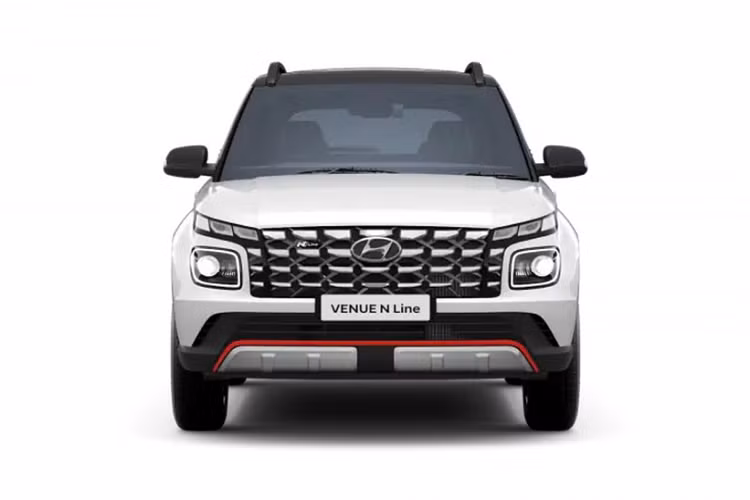 Nội thất của mẫu xe này được bọc da màu đen, trang trí bằng những chi tiết màu đỏ trên ghế, tappi cửa và cần số. Trên ghế còn có thêm logo "N" đặc trưng của thương hiệu N Line. Dự đoán, Hyundai Venue N Line 2022 còn có thêm bộ bàn đạp bằng kim loại, lẫy chuyển số thể thao sau vô lăng, đèn chào mừng chiếu sáng xuống mặt đất và đèn nội thất màu đỏ.