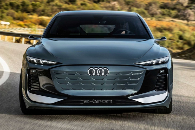 Di chuyển ra xa một chút, bên hông của Audi A6 Avant E-Tron Concept có một miếng nhôm chạy dọc từ cột A qua sườn xe và dừng lại ở cánh gió sau, nhằm tạo thêm điểm nhấn cho chiếc xe.