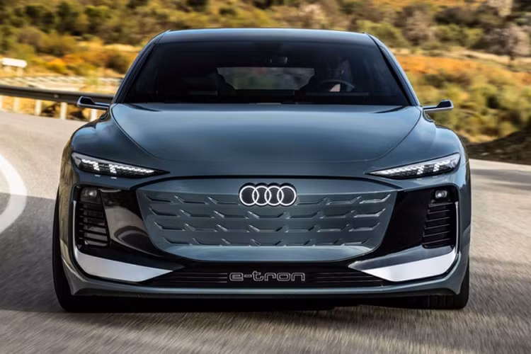 Di chuyển ra xa một chút, bên hông của Audi A6 Avant E-Tron Concept có một miếng nhôm chạy dọc từ cột A qua sườn xe và dừng lại ở cánh gió sau, nhằm tạo thêm điểm nhấn cho chiếc xe.