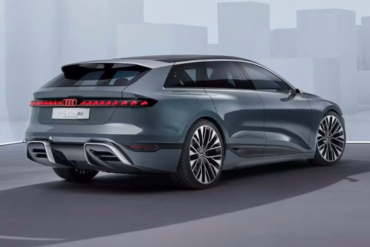 Đèn pha của Audi A6 Avant E-Tron chạy điện được thiết kế lại, trông rất mảnh, cho phép chủ sở hữu định hình dạng đèn ngày theo cách riêng của mình, Audi cho biết đây sẽ là công nghệ sớm phổ biến trên xe ô tô. Ít nhất thì trên bản concept, người dùng có thể sử dụng đèn pha làm máy chiếu để chơi trò chơi điện tử từ buồng lái.