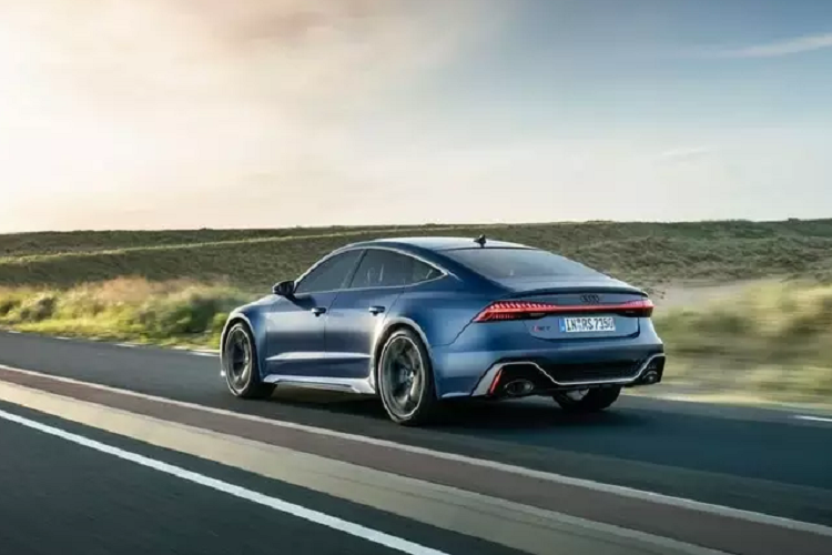 Nếu muốn tốc độ hơn nữa, khách hàng có thể chọn gói RS Dynamic Package Plus, nâng tốc độ tối đa của cả hai mẫu xe lên 305 km/h và trang bị cho chúng hệ thống phanh gốm RS với đĩa phanh kích thước lớn 440 mm (trước) và 370 mm (sau). Hệ thống phanh gốm nhẹ hơn 34 kg so với phanh thép trên RS6 và RS7 tiêu chuẩn.