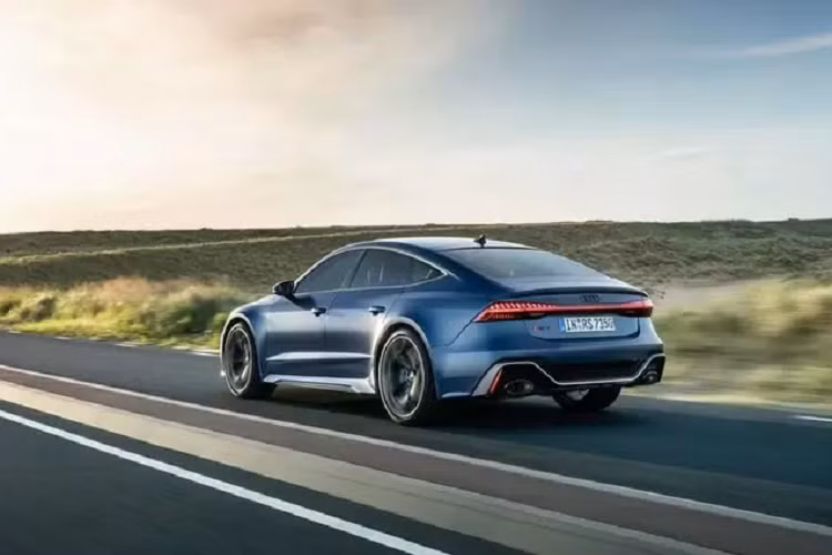 Nếu muốn tốc độ hơn nữa, khách hàng có thể chọn gói RS Dynamic Package Plus, nâng tốc độ tối đa của cả hai mẫu xe lên 305 km/h và trang bị cho chúng hệ thống phanh gốm RS với đĩa phanh kích thước lớn 440 mm (trước) và 370 mm (sau). Hệ thống phanh gốm nhẹ hơn 34 kg so với phanh thép trên RS6 và RS7 tiêu chuẩn.