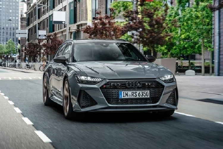 RS6 và RS7 Performance cũng lần đầu tiên có thêm 2 màu sơn mới là màu xanh Ascari và màu sơn mờ Dew Silver trong tổng số 16 màu ngoại thất khác nhau. RS6 và RS7 Performance sẽ có bộ phụ kiện ngoại thất RS màu xám mờ theo tiêu chuẩn trên giá nóc, bộ khuếch tán phía sau, bộ chia gió phía trước, vỏ gương bên và ngưỡng cửa