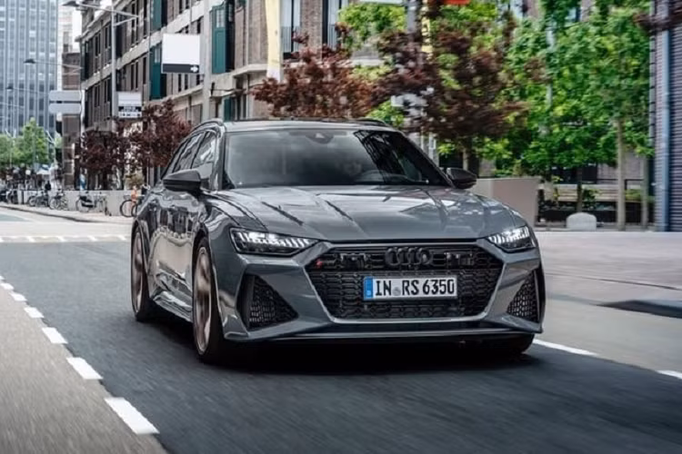 RS6 và RS7 Performance cũng lần đầu tiên có thêm 2 màu sơn mới là màu xanh Ascari và màu sơn mờ Dew Silver trong tổng số 16 màu ngoại thất khác nhau. RS6 và RS7 Performance sẽ có bộ phụ kiện ngoại thất RS màu xám mờ theo tiêu chuẩn trên giá nóc, bộ khuếch tán phía sau, bộ chia gió phía trước, vỏ gương bên và ngưỡng cửa