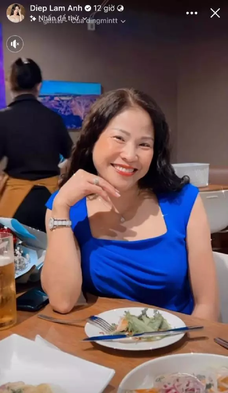 Bên cạnh đó, gương mặt tươi trẻ với làn da trắng mịn, hàm răng trắng giúp bà Tú Oanh thậm chí còn được khen như chị của con gái.